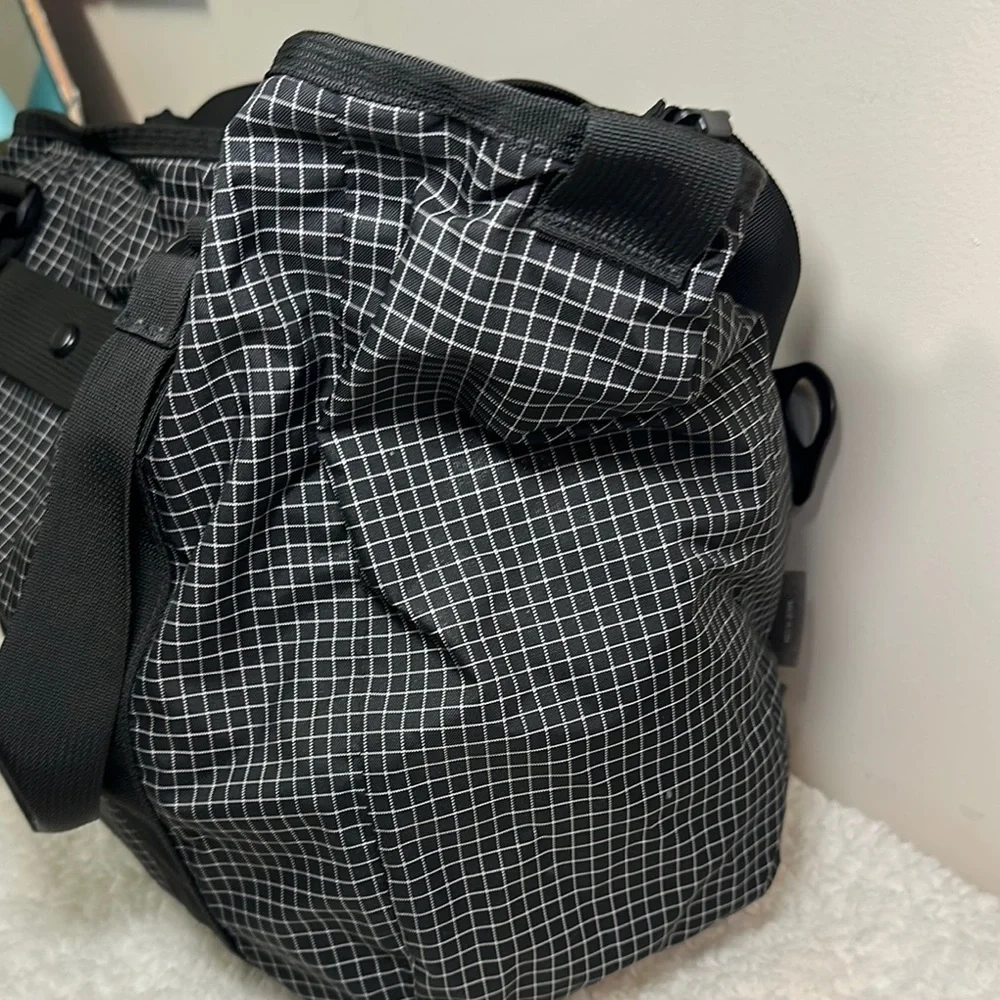 Reebok Black Grid Pattern Gym Duffel Bag Yoga Travel Tote 16x12‎
